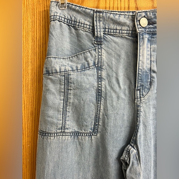 Level 99 Anthropologie light wash - Picture 2 of 9